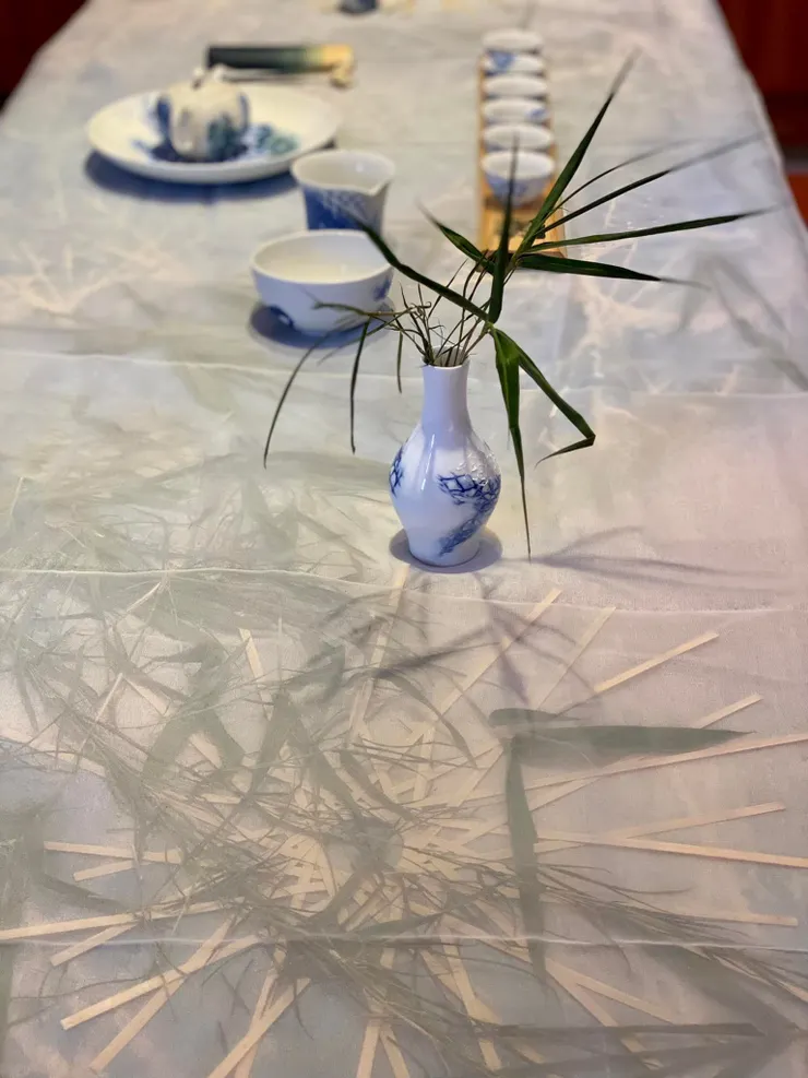 茶桌下的茶葉是布展當天到竹林現踩的,隨著展期逐漸枯黃,看見時間的層次。