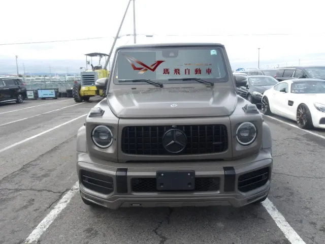 Mercedes-AMG G63 消光橄欖綠限定版成功競標，日本橫濱港準備出口回台，解析外匯車代購流程、稀有車款尋車策略與進口細節。