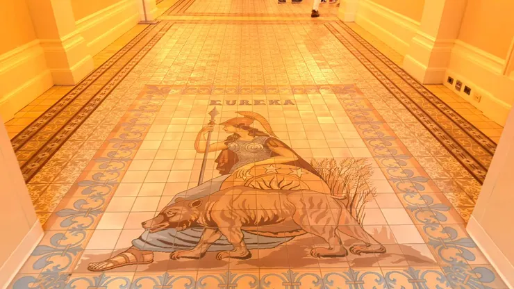 加州的象徵加州灰熊,但是遭到了大肆捕殺,在1924年之後再無其目擊記錄。