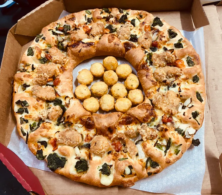 聖誕花圈黃金雞披薩