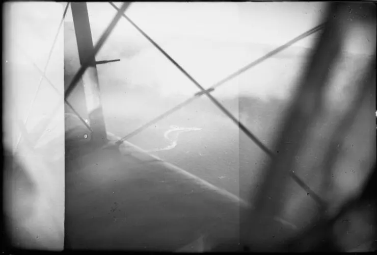 一張從長鰭金槍魚號上拍攝的照片，顯示提爾皮茨號在3月9日的襲擊中轉向躲避魚雷