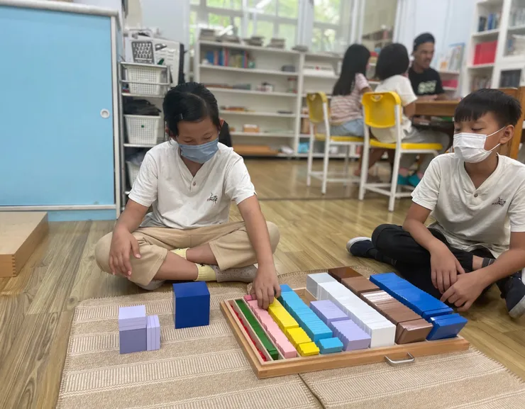 給您孩子更好的選擇  上華蒙特梭利實驗小學 更多元的學習  友善環境 豐富教具 讓孩子自主學習  農場課程讓孩子接近大自