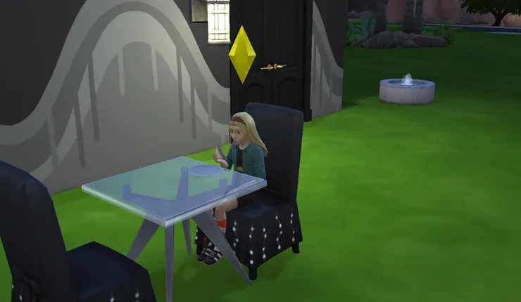 家裡太小, 子安只能在室外吃飯...