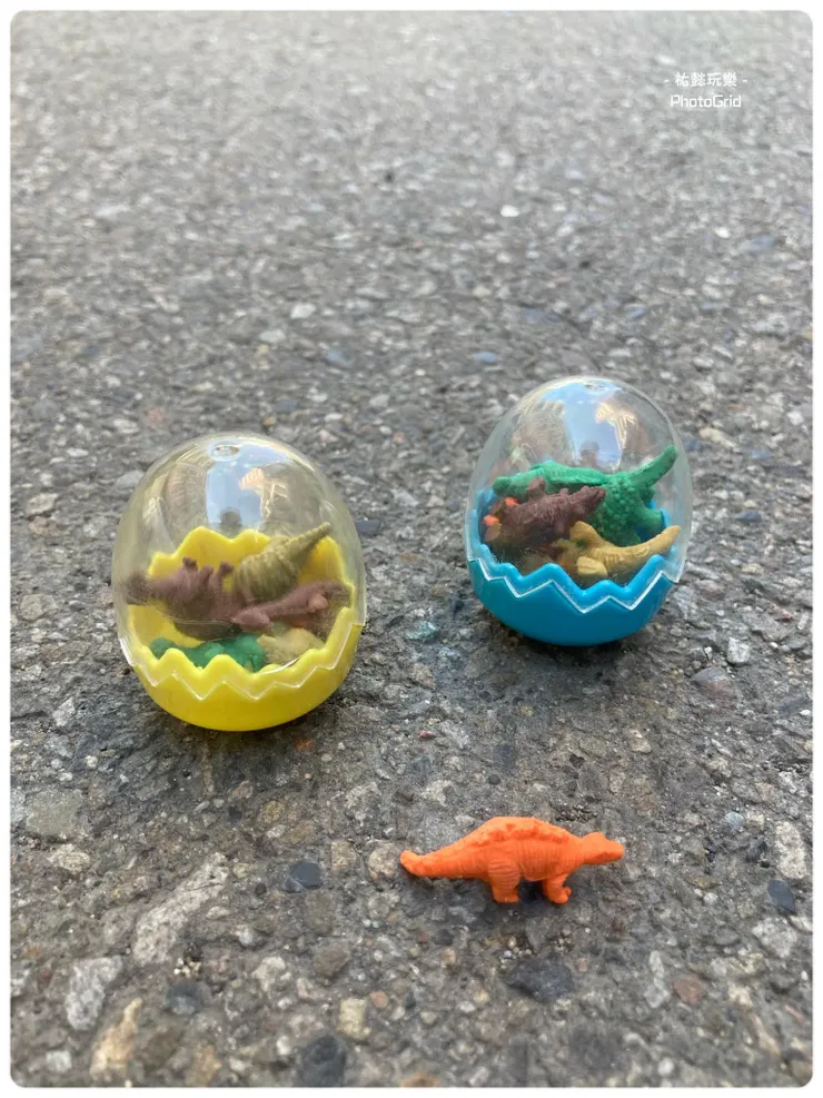 老師遞上一個一模一樣的小禮物讓我轉交不在現場的祐。