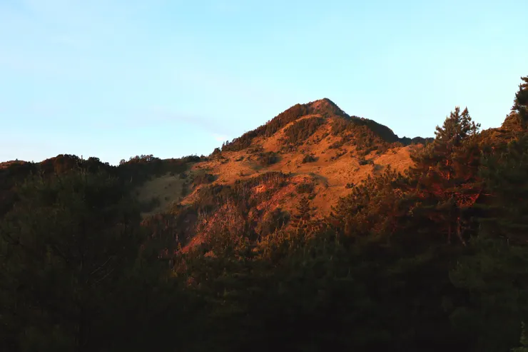 日出時的金色山脈(雲峰東峰)