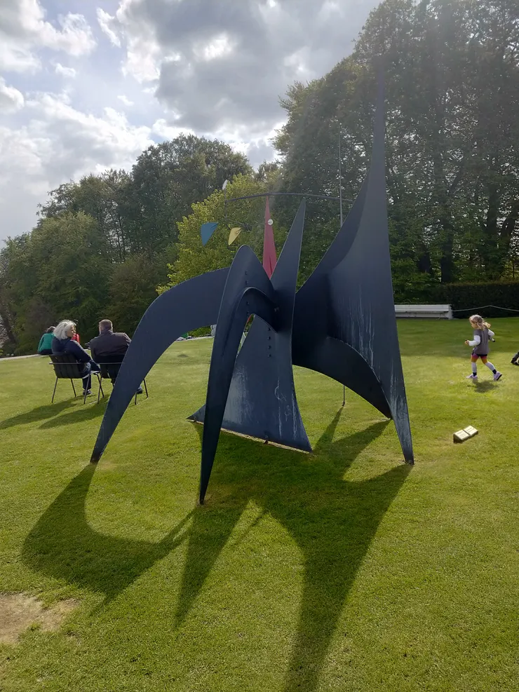 在藝術作品旁曬太陽及嬉戲(動態雕塑家亞歷山大·考爾德