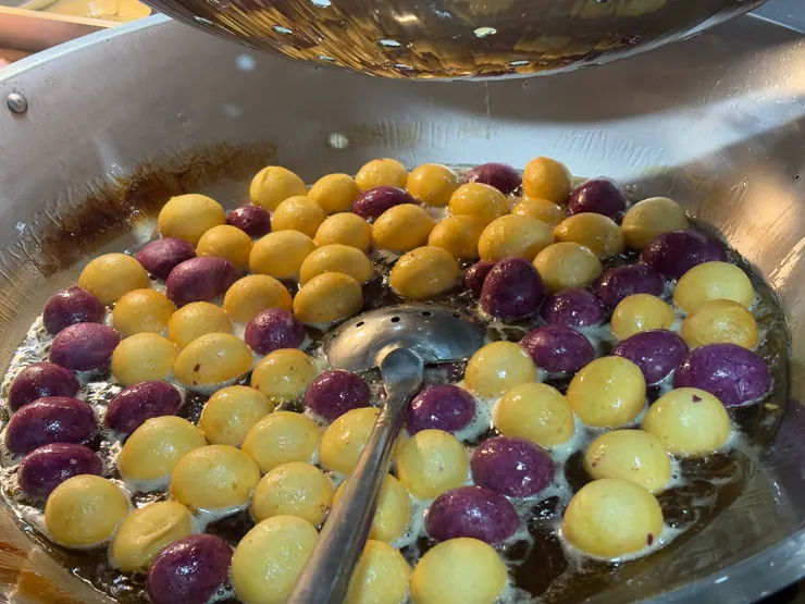 油鍋裡翻滾的彩球