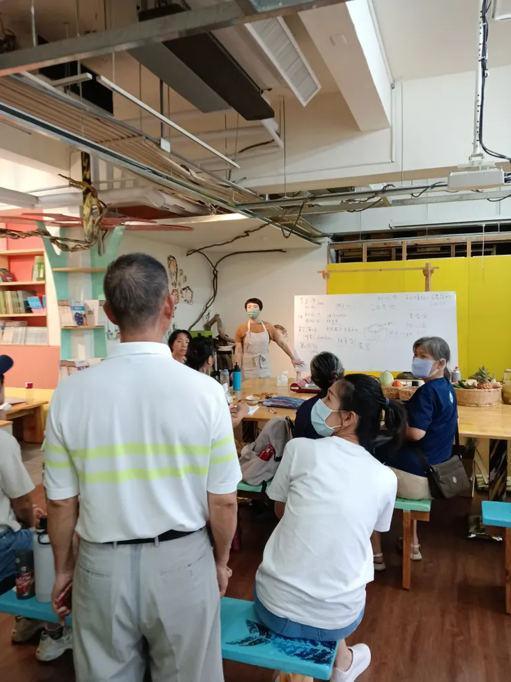 溫老師在黑板上寫下發言者的名字