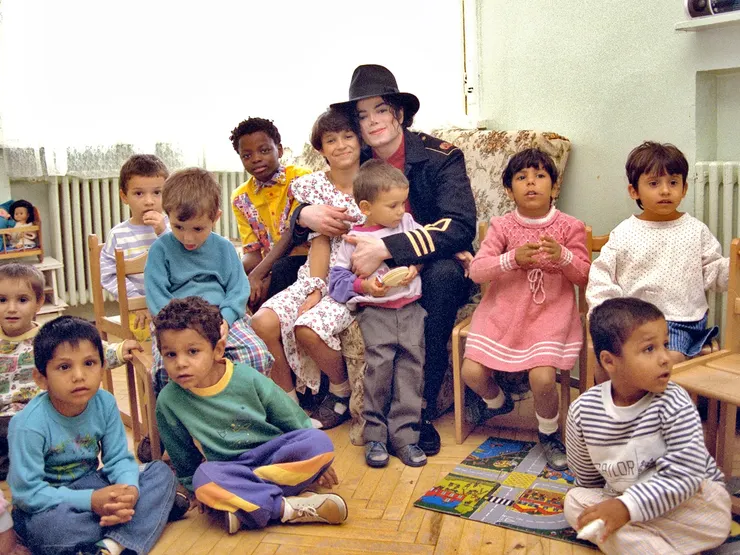 從未曝光的照片:麥可與孤兒院的孩子們一同合影/攝影師:John Isaac *獨家提供此專訪發佈