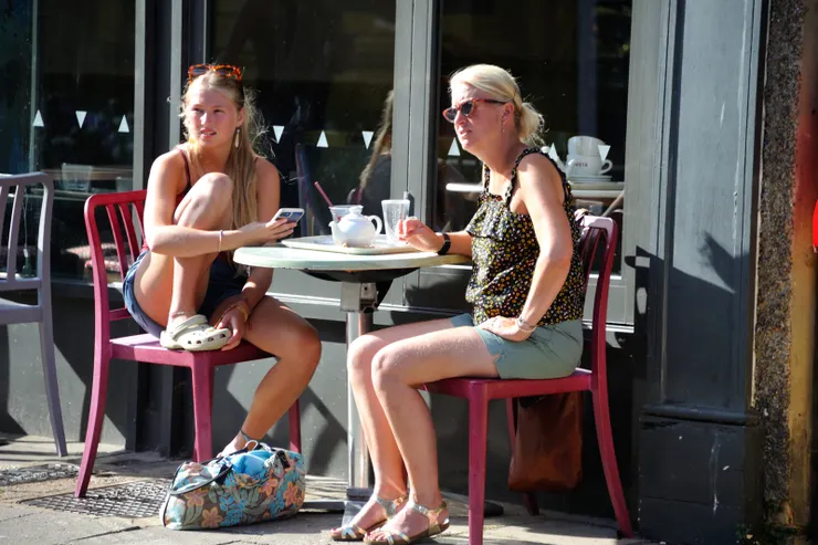 【晨昏街巷靜寂惟餐飲理容有人氣】