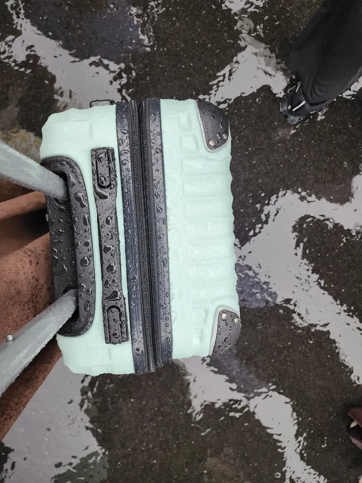 行李箱上面也都是水