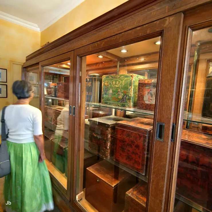 【回眸百年在茶博物館巧遇中華！Mariage Frères二樓有間茶葉博物館，展示該公司自1854年創立以來演變歷程的相關文物，其中自也與中華茶文化有一定關聯。】