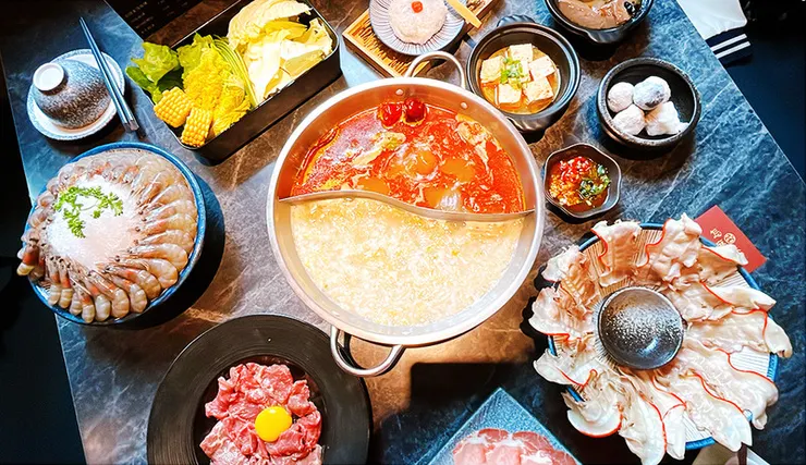 桃園青埔美食【怎麻辣頂級鴛鴦火鍋】麻辣鍋推薦