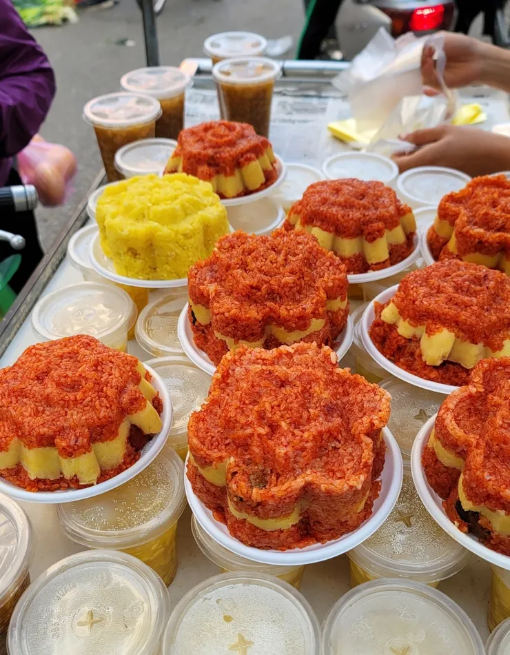 海防Hải Phòng 市場的木鱉果糯米 黃色是綠豆