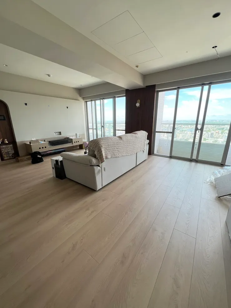 木地板邊角收邊處理，顯示師傅施作時的精密裁切，確保收邊俐落且不留縫隙