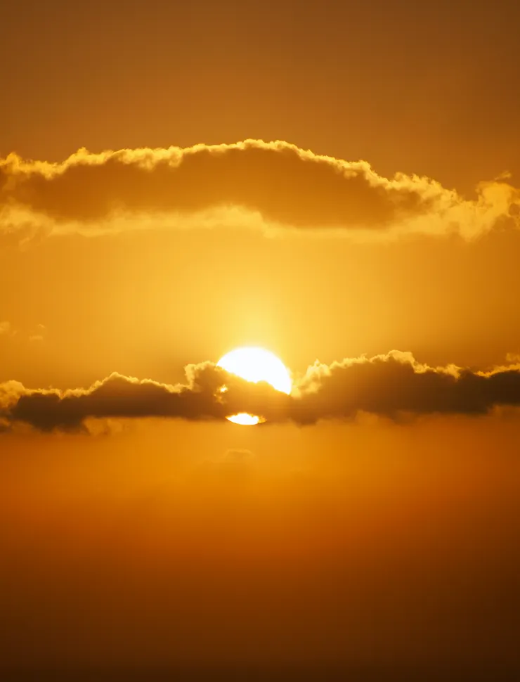 雲與夕陽，相互輝映。