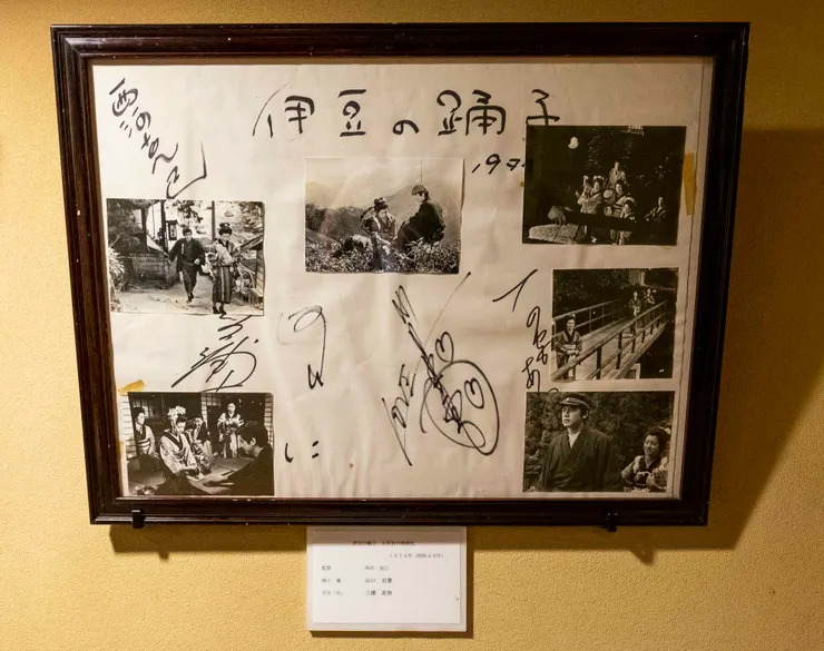 1974年的電影版劇照和演員們留下的簽名