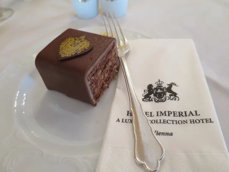 帝國咖啡館內的招牌國徽巧克力蛋糕