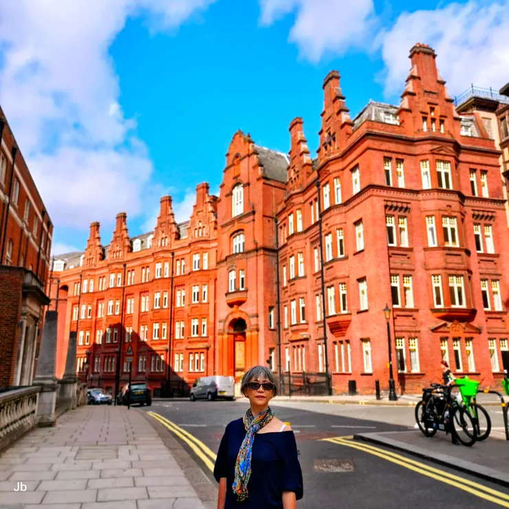 【背景為毗鄰亞伯特音樂廳的Queen Alexandra's House，維多利亞文藝復興式建築，現做為女學生宿舍。】