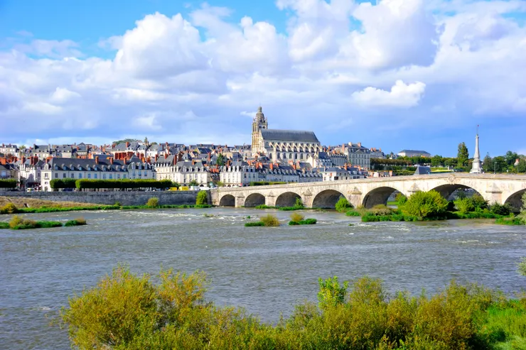 【二星餐廳隔羅亞爾河遙對老城區！米其林二星餐廳Blois Restaurant Christophe Hay在羅亞爾河畔，對岸就是布盧瓦老城區，中間尖塔建築為聖路易教堂，古老優雅的拱柱石橋為Pont Jacqes Gabriel。】