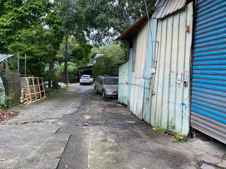 興德路走約100 公尺彎進右側小路，即可見到萬盛溪露出點