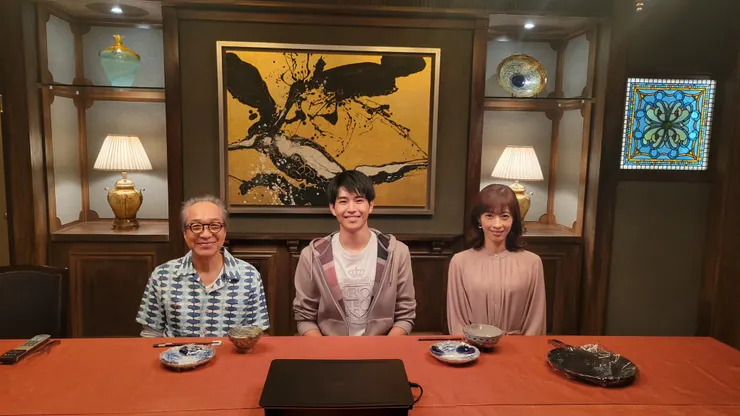 在豪宅內的一家三口