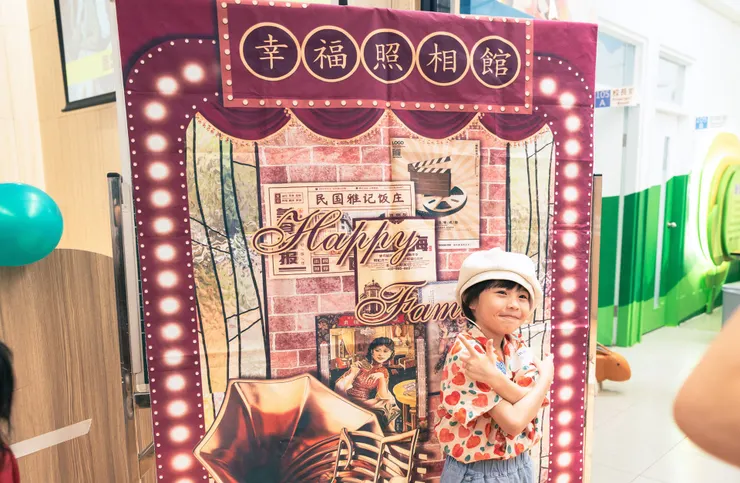 小一孩子擺出懷舊姿勢拍照