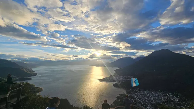 在山上坐一下, 等待日出