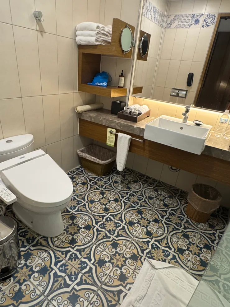 浴室配有免治馬桶,門可上鎖,只有淋浴間