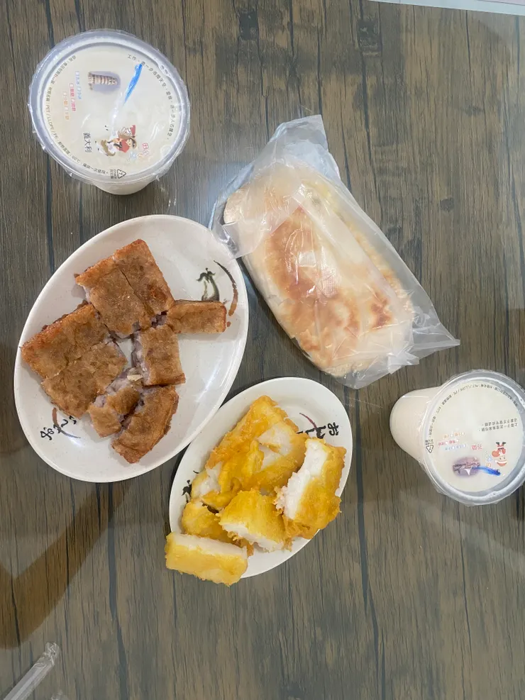 早餐：蘿蔔糕、芋頭糕、燒餅夾蛋