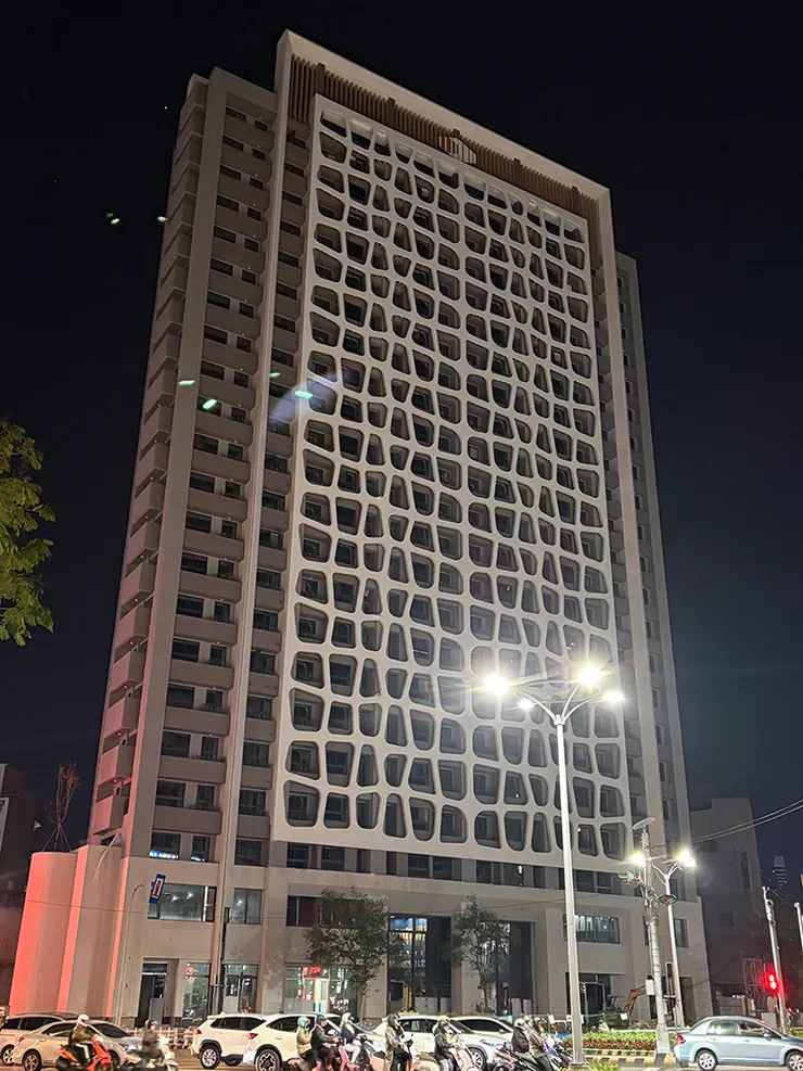 這是還未啟用的新大樓,表面四方連續,無關乎機能與結構的裝飾,後現代的影響至今猶存。