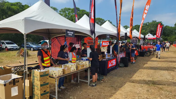 總之，不管怎樣，飯還是得吃的。