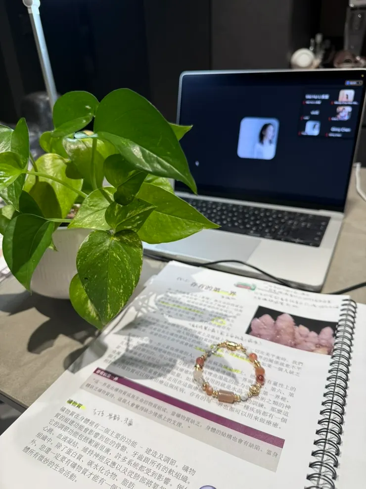 靜靜坐下來，與自己的內在宇宙連結的時刻。