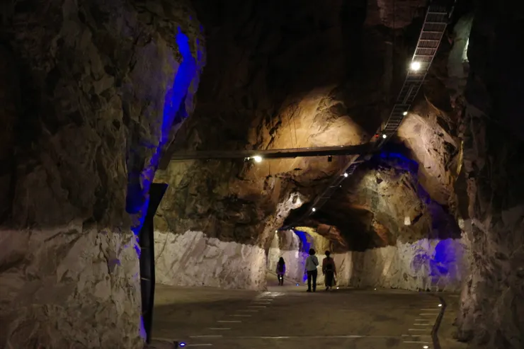 走進坑道,彷彿走進另一個世界