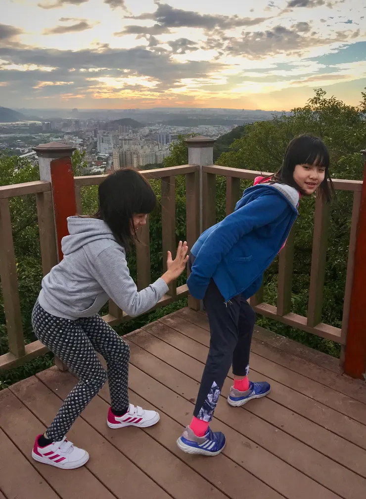 在觀景台嘻戲的孩兒們