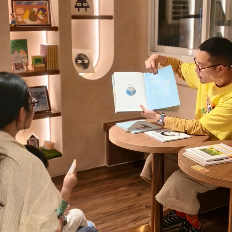 繪本讀書會正在分享中的Ｙ，圖源：Ｙ、光洞咖啡