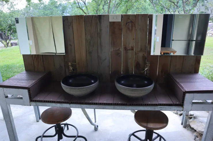 洗手台有附椅子，可以在這一區坐著吹頭髮或化妝