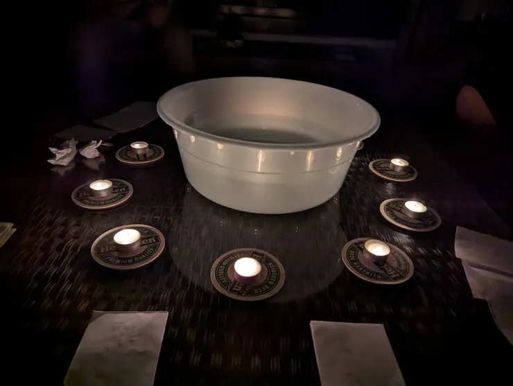 十燭：十道燭光，同時也代表絕望來臨前的倒數。中央的水盆是丟燃燒紙張用的。
