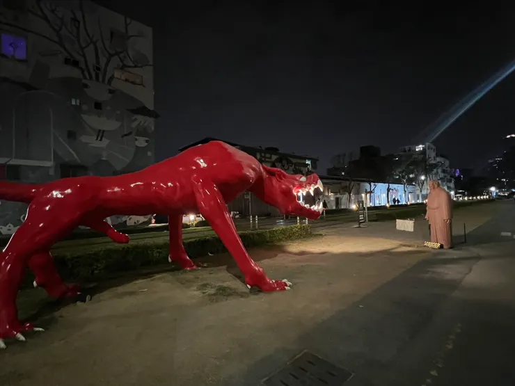 此作品名為：大紅人的雜務。太奇特了哈哈