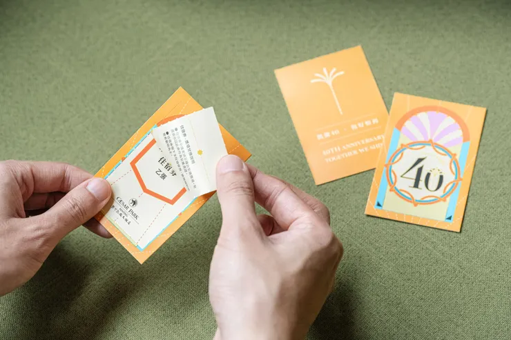 凡於活動期間入住的旅人，每房可獲得一張「一番賞抽獎卡」，獎項包含住宿券、餐飲與SPA等好禮，張張有獎，讓旅程增添難忘驚喜。圖／墾丁凱撒提供