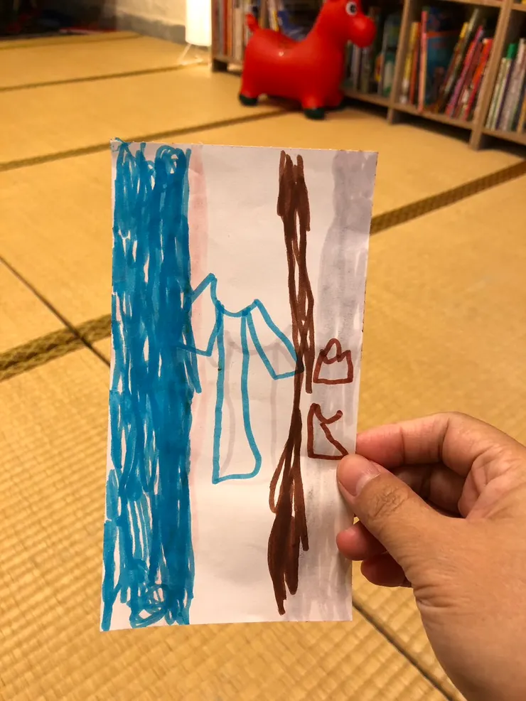 那為什麼旁邊會有一條直直的顏色呢？貓管家好奇地問。 小孩說，「那是一旁那件衣服的顏色。」 哦！原來這就是「色票」的意思哪！