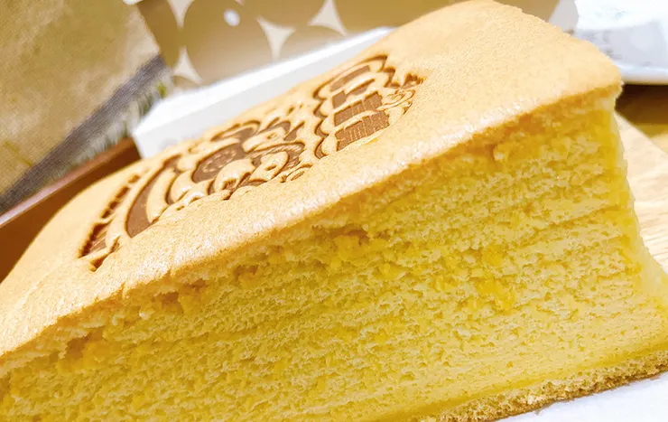 特寫初蛋糕原味豆漿蛋糕的斷面，均勻且細緻的氣孔展現出如雲朵般綿密、蓬鬆且濕潤的口感，強調無添加的自然質地。