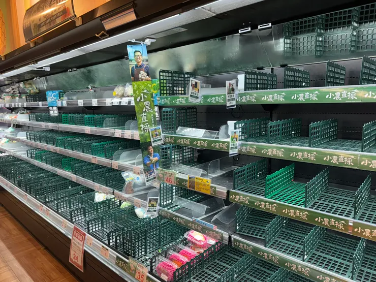 在颱風天搶購生鮮蔬食反而增加風險(圖片引用：Stock Fan／Facebook社團全聯經驗消費老實說)