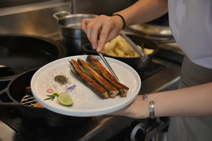 「虱目魚菲力」選用魚背肉煎成,吃的時候直接手拿如啃排骨。