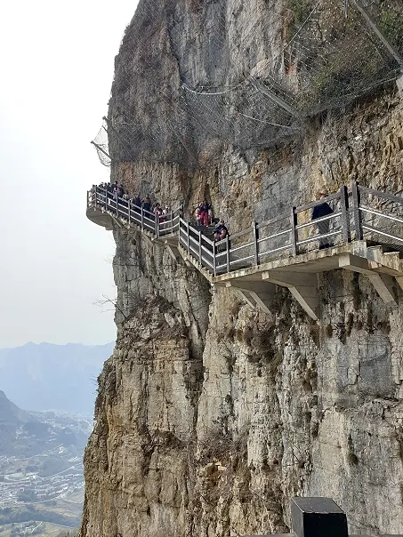 以巴蜀古棧道營造法,結合現代鋼筋技術所建的絕壁棧道