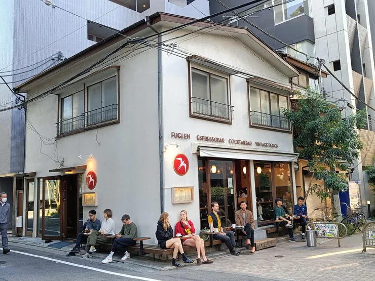 這家店吸引眾多遊客前來朝聖，店內口的位子總是一位難求(離開時門口位子全滿了)