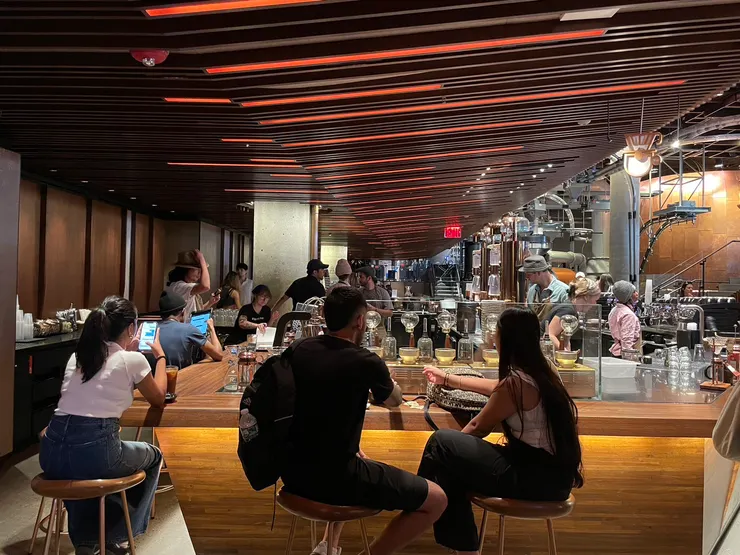 Experience Bar 旁邊的吧台座位