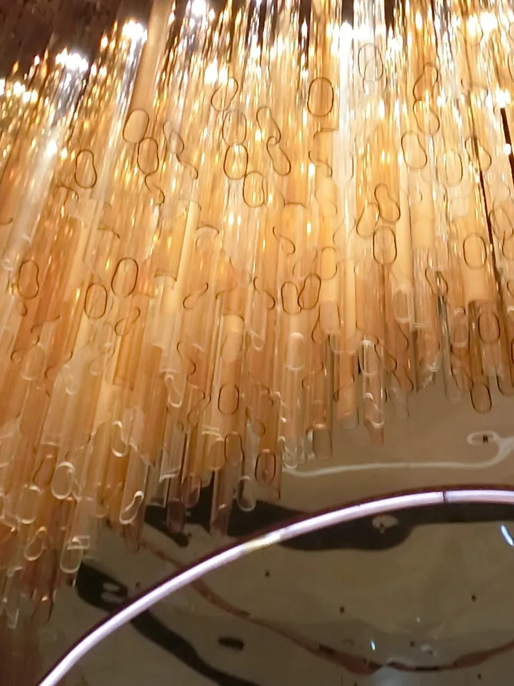 大堂裏有盞超大的玻璃管吊燈，讓我忍不住拍下來！從下面看像不像一群水母？