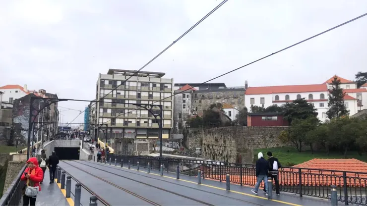 走在路易一世橋上