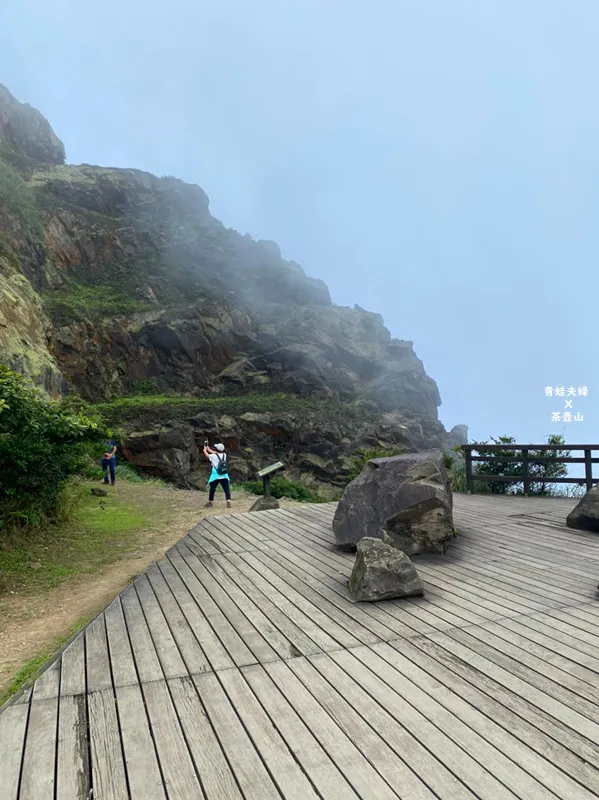 ▲走著走著終於來到第一個休息平台啦!!可惜我們抵達的時候霧太大看不到任何景~若是天氣好的時候可以看到海景喔!!圖片中的巨石在現場看真讓人讚嘆阿。